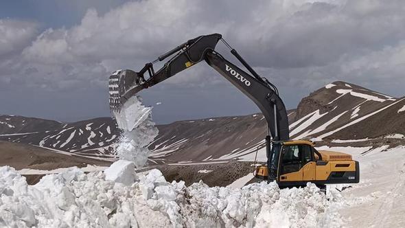 Nemrut Gölü yolunda 10 metreyi bulan karla mücadele çalışması tamamlandı
