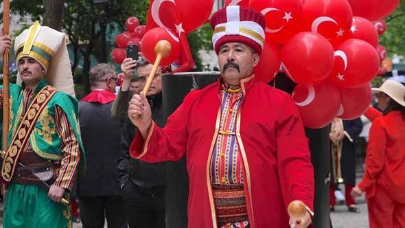 New York’ta 'Türk Günü Yürüyüşü' için bayrak çekme töreni