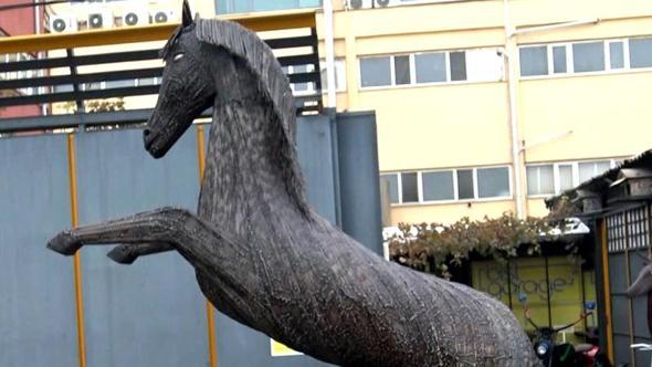 Avcılar'da demir ustası atık malzemelerden dönüştürdüğü eserlerden sergi açtı