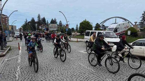 Rize'de 19 Mayıs coşkusu; bisiklet turunda 4 kilometre pedal çevirdiler