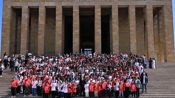 Balıkesir Büyükşehir Belediye Başkanı Akın 1071 gençle Anıtkabir’i ziyaret etti