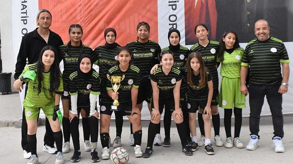 Gaziemir İmam Hatip Ortaokulu'nun kız futbol takımı beton zeminden namağlup şampiyonluğa uzandı