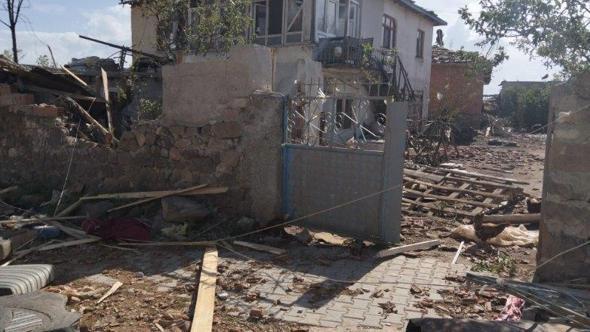 Hortumun devirdiği bayrak direği, jandarma tarafından tekrar yerine dikildi
