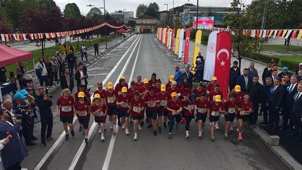 Postacılar yağmur altında yarıştı