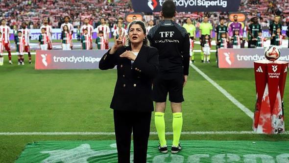 Antalyaspor maçında işaret diliyle İstiklal Marşı okundu