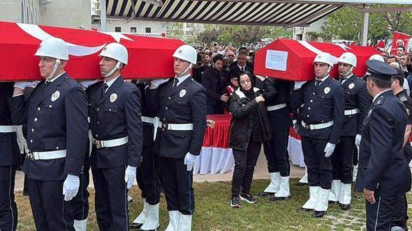 Şehit eşinin tabutunu omuzladı