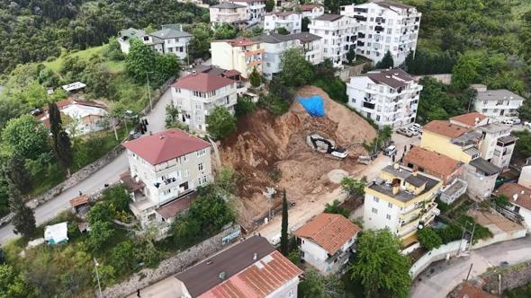 Kocaeli'de, temel kazısı sırasında toprak kaydı, 5 bina tahliye edildi