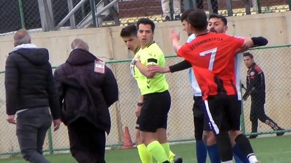 Hakeme yumruk atan futbolcunun takımı, hükmen mağlup sayıldı