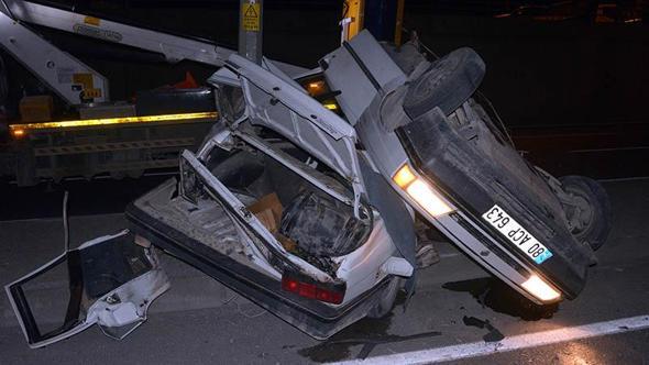 İkiye katlanan otomobilden yaralı çıktılar