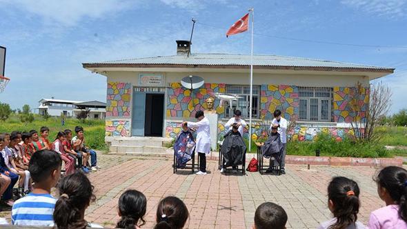 Meslek lisesi öğrencileri kırsalda çocukları bayrama hazırlıyor