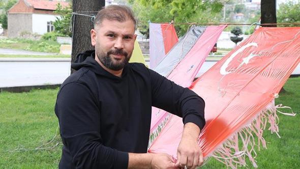 Kayınpederinin vasiyetini yerine getiren damat, yaptığı uçurtmalarla çocukları sevindiriyor