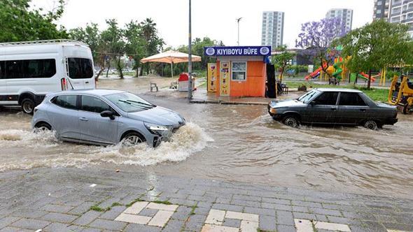 Adana’da sağanak nedeniyle yollar göle döndü