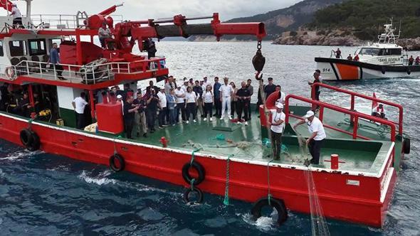 Antalya'da deniz dibinden 500 metre uzunluğunda hayalet ağ çıkarıldı