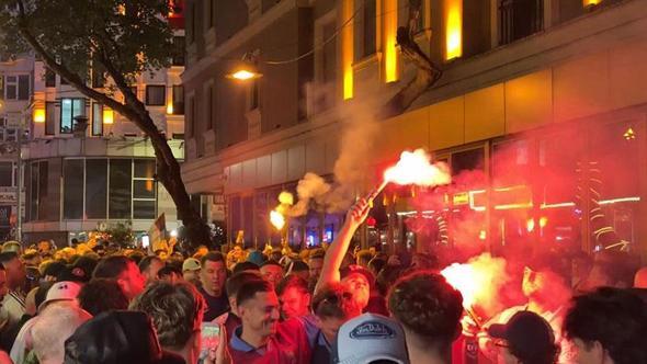 İstanbul'da Aston Villa taraftarları şampiyonluğu kutladı