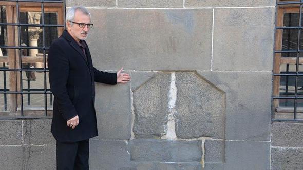 'Diyarbakır'da tarihi Ulucami'nin duvarlarındaki 2 boşluk, kayıp kitabelere işaret ediyor'