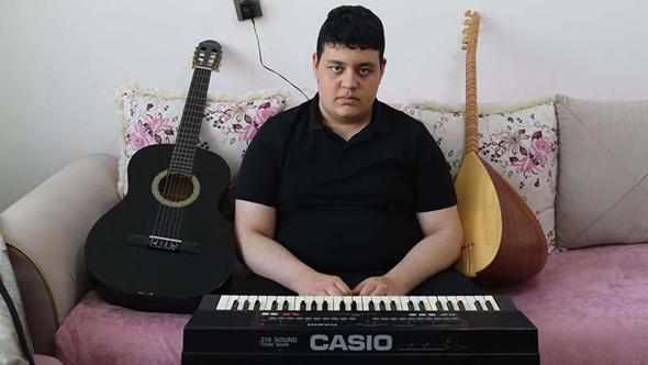Otizmli Yusuf, müzikle hayata tutundu