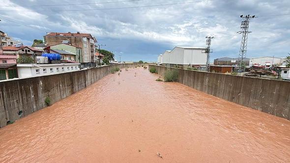 Bartın'da yağmur sonrası denizin rengi değişti