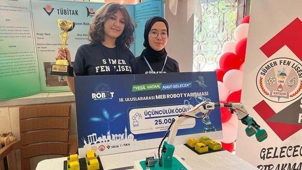 Geri dönüştürülmüş malzemeler ve 3D yazıcı ile geliştirdikleri robot projesiyle 3’üncü oldular
