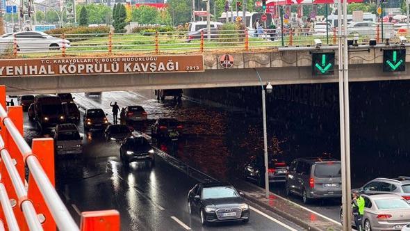 Diyarbakır'da sağanak; yollar göle döndü, iş yerlerini su bastı