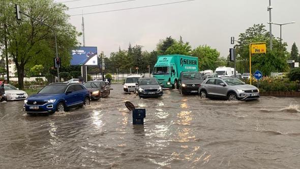Ankara'da sağanak; alt geçit ve caddeler suyla doldu