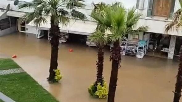 Düzce'de sağanak; ev ve işyerlerini su bastı