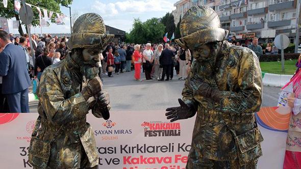 Karagöz Kültür Sanat ve Kakava Festivali renkli görüntülerle başladı
