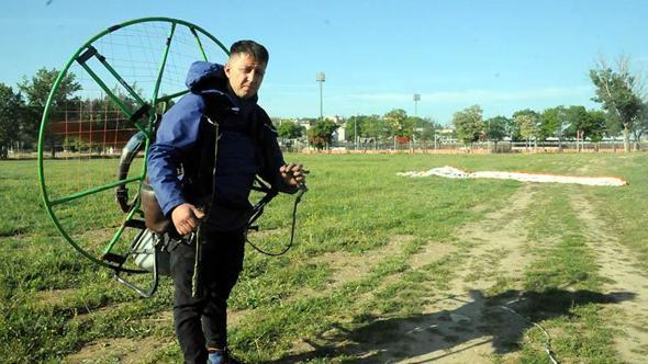 Torna ustası çocukluk hayalini gerçekleştirip, paramotorla özel günlerde uçmaya başladı