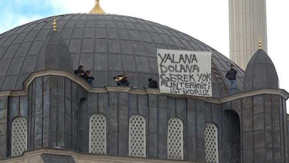 İşçilerden caminin kubbesinde sazlı türkülü ücret protestosu