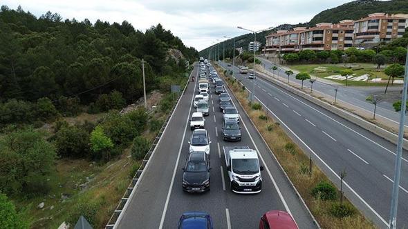 Muğla'ya tatilci akını; kilometrelerce araç kuyruğu oluştu