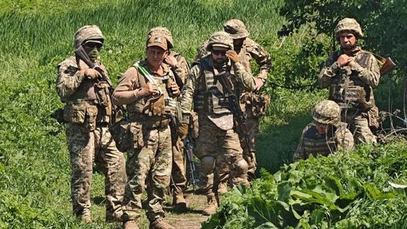 Savaşın en sıcak noktası Sumi'de askeri üs tatbikatları ve 40 kilometrelik 'tel' önlemi görüntülendi