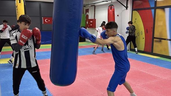 Boksta Türkiye birincisi olan Azat'ın hedefi Avrupa'da başarı