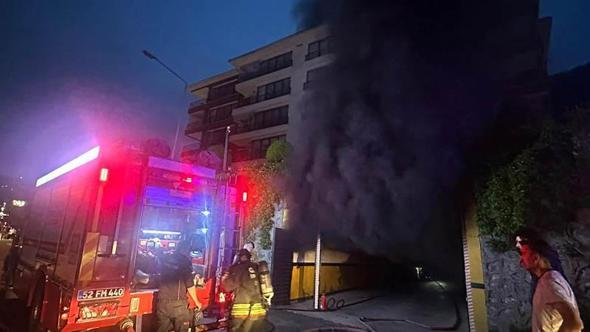 Apartmanın kapalı otoparkında çıkan yangında 3 otomobil zarar gördü