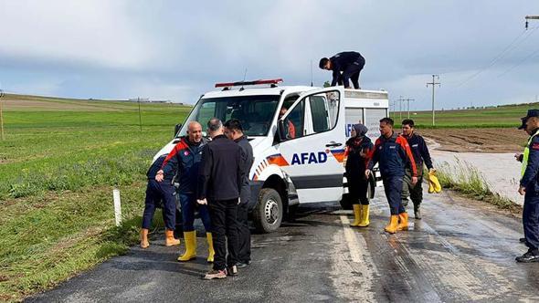 Kırşehir'de şiddetli sağanak; Tarım arazileri ve yollar göle döndü