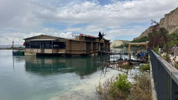 Atatürk Barajı’nın kapakları açıldı, Fırat Nehri’nin kıyısındaki mesire alanını su bastı