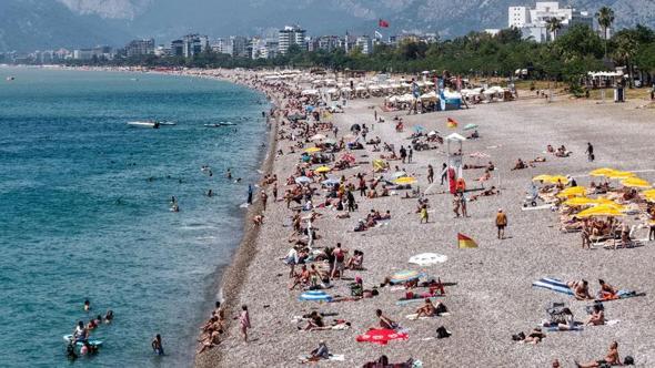 Antalya’da bayram tatilinde sahiller doldu