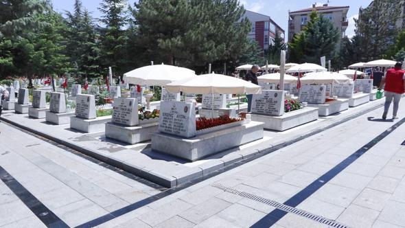 Ankara'da şehitliklerde arife yoğunluğu