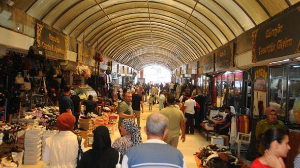 Hatay'da bayram alışverişi için vatandaşlar prefabrik olarak kurulan Uzun Çarşı’ya akın etti