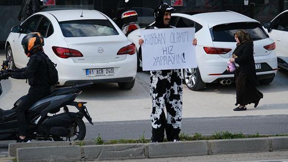 Akan trafikte inek kostümüyle sürücülere hız yapmayın uyarısı
