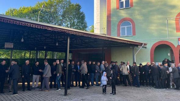 Ordu'da cami çıkışı bayramlaşmak isteyenler metrelerce kuyruk oluşturdu