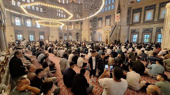 Adana'da camileri dolduran vatandaşlar, bayram namazı için saf tuttu