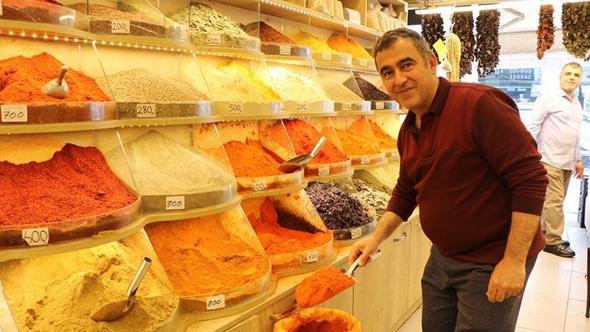 Kayseri’de bayramda geleneksel yöntemle yapılacak sucuk için baharatçılarda yoğunluk