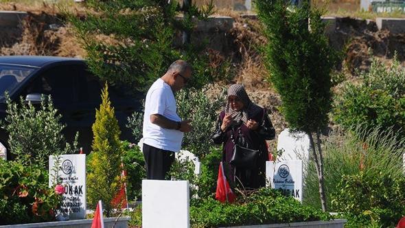 Hatay'da deprem şehitliğinde buruk bayram