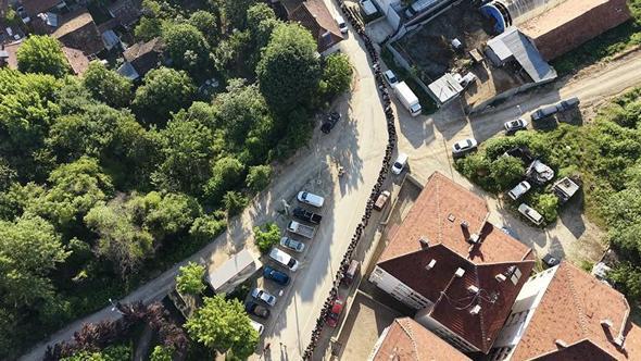 Mahallede 60 yıllık gelenek; bayramlaşma kuyruğu 1 kilometreyi geçti