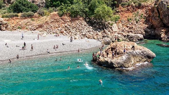 Konyaaltı Sahili’nde bayram yoğunluğu