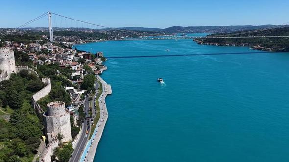İstanbul Boğazı turkuaz renge büründü