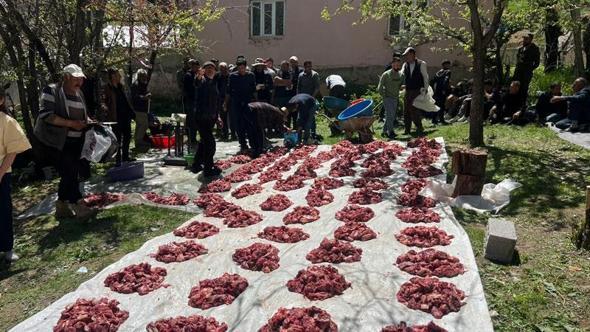 Bir asırdır devam eden dayanışma geleneğiyle kurban etleri eşit dağıtılıyor