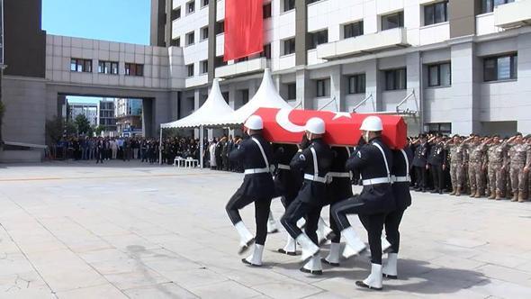 Şehit polis memuru Aydın Üyenarık için İstanbul Emniyet Müdürlüğü'nde tören