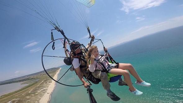 Saros'un güzelliklerini paramotorla keşfediyorlar
