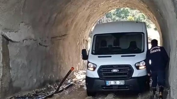 Sağanak nedeniyle minibüste mahsur kalan aile kurtarıldı
