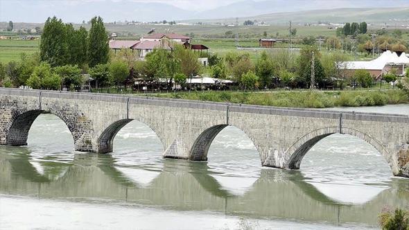 Tarihi Murat Köprüsü ve Sultan Alparslan Parkı bu bayram boş kaldı